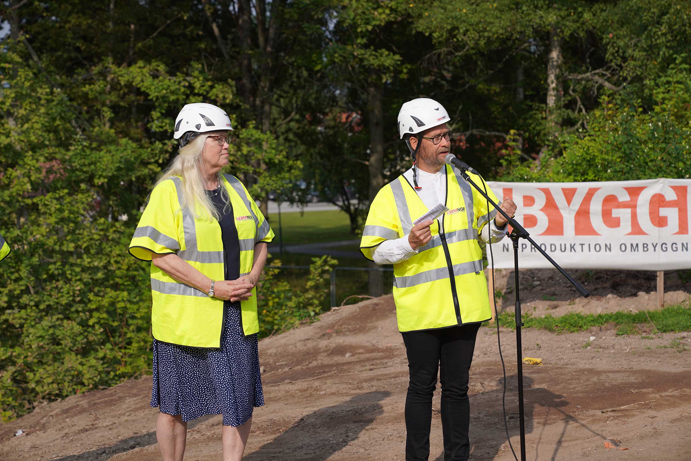 Torkel-och-Iren-vid-första-spadtaget.jpg